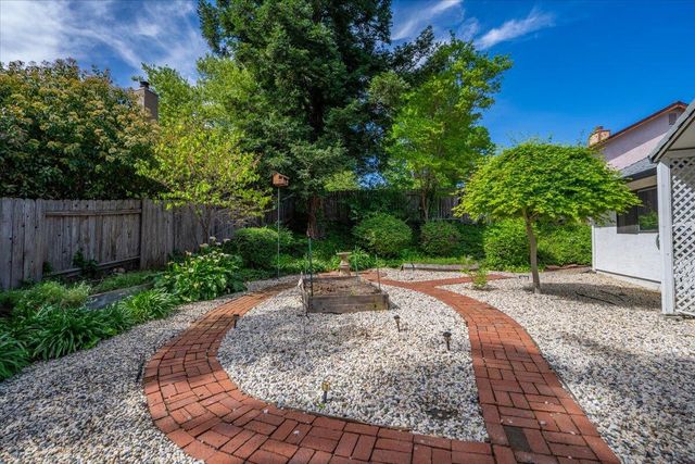 2752 Summerbreeze Place, Redding, CA 96001