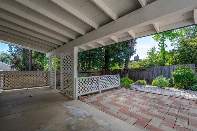 2752 Summerbreeze Place, Redding, CA 96001