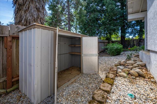 2752 Summerbreeze Place, Redding, CA 96001
