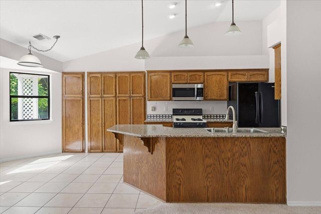 2752 Summerbreeze Place, Redding, CA 96001