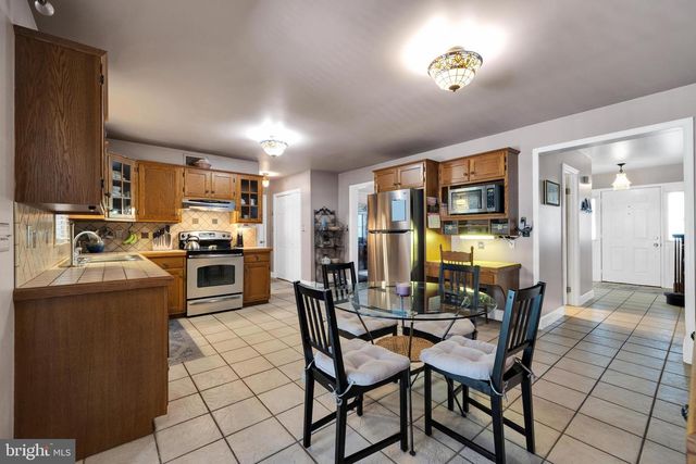 715 MOHNS HILL RD, Sinking Spring, PA 19608