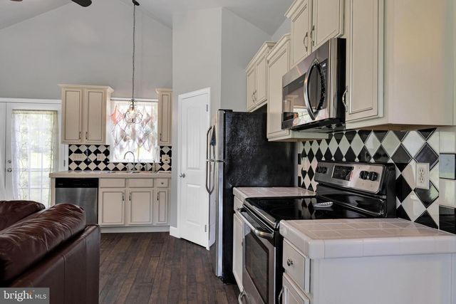 715 MOHNS HILL RD, Sinking Spring, PA 19608