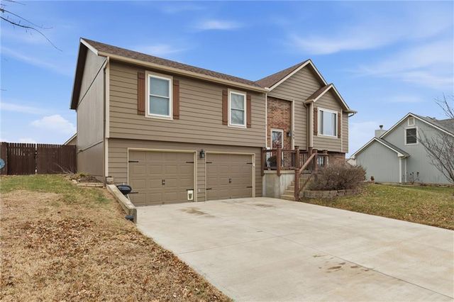 299 Rawlings Drive, Tonganoxie, KS 66086