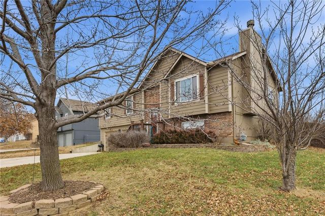 299 Rawlings Drive, Tonganoxie, KS 66086