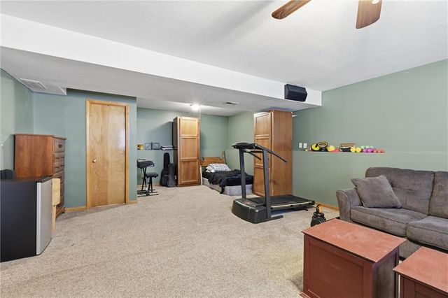 299 Rawlings Drive, Tonganoxie, KS 66086