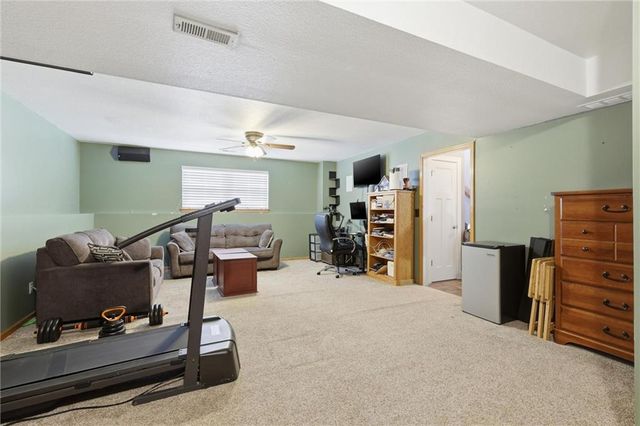 299 Rawlings Drive, Tonganoxie, KS 66086