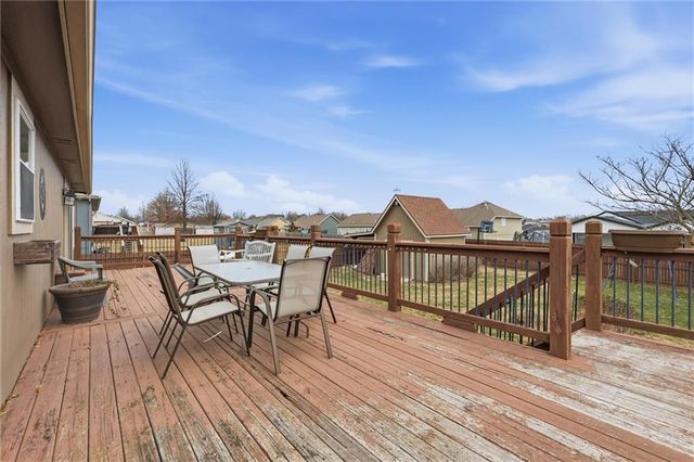 299 Rawlings Drive, Tonganoxie, KS 66086