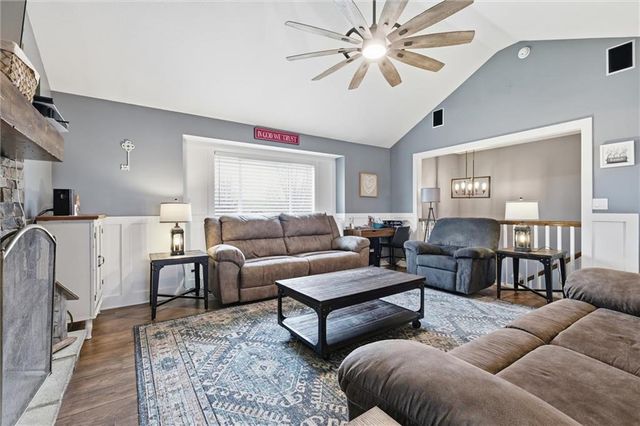 299 Rawlings Drive, Tonganoxie, KS 66086