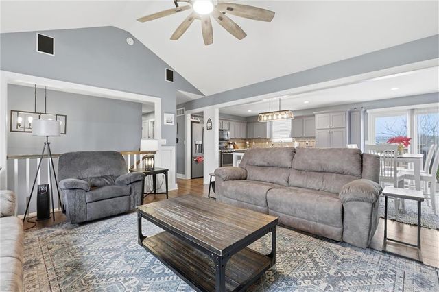 299 Rawlings Drive, Tonganoxie, KS 66086