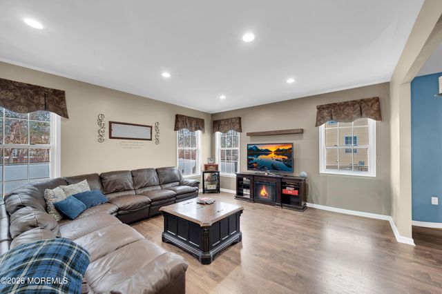 6 Reuben Court, Howell, NJ 07731