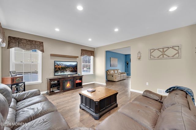 6 Reuben Court, Howell, NJ 07731