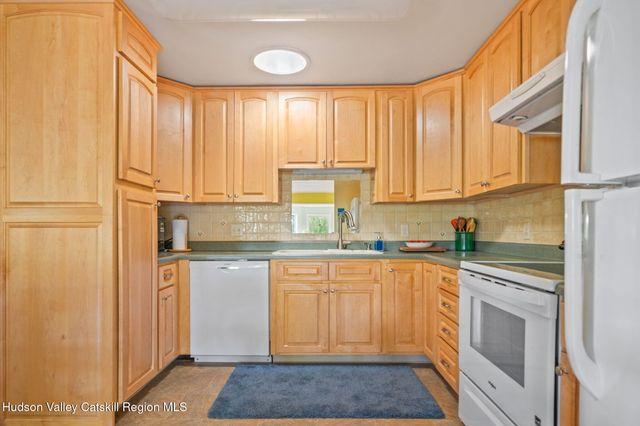 56 Manhattoes Drive, Athens, NY 12015