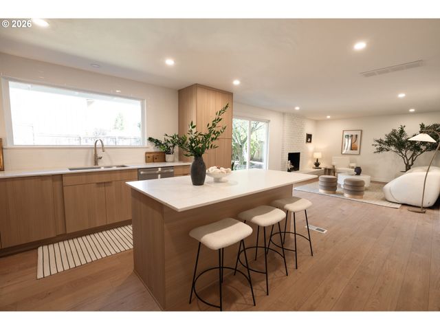 2573 Se MEADOWLARK Dr, Hillsboro, OR 97123