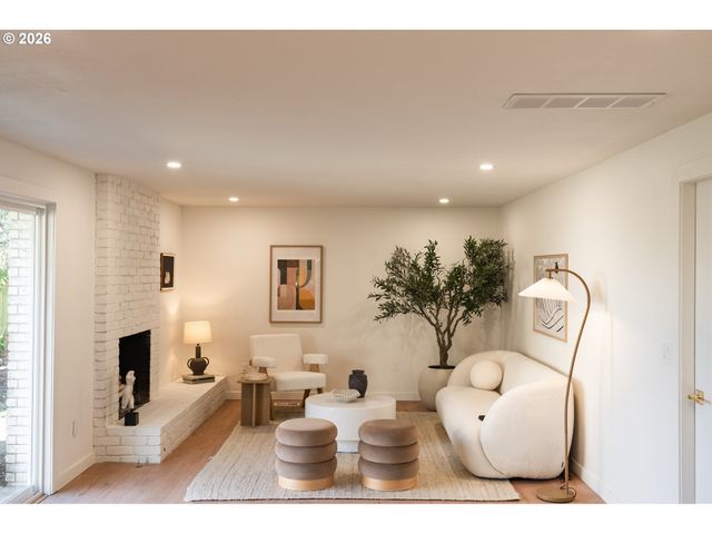 2573 Se MEADOWLARK Dr, Hillsboro, OR 97123