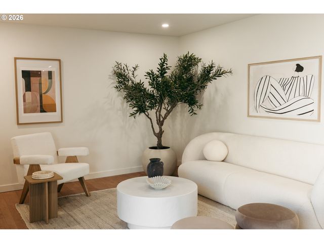 2573 Se MEADOWLARK Dr, Hillsboro, OR 97123