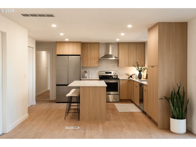 2573 Se MEADOWLARK Dr, Hillsboro, OR 97123