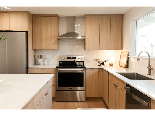 2573 Se MEADOWLARK Dr, Hillsboro, OR 97123