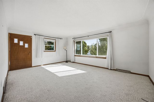 218 La Salle Drive SW, Cedar Rapids, IA 52404