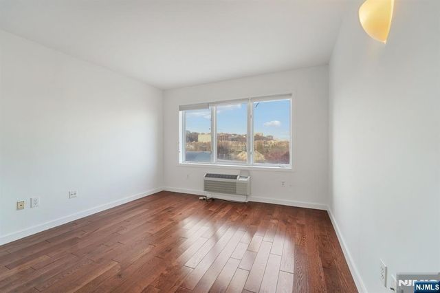 3118 City Place, Edgewater, NJ 07020