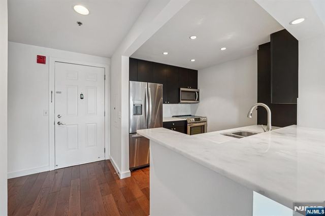 3118 City Place, Edgewater, NJ 07020