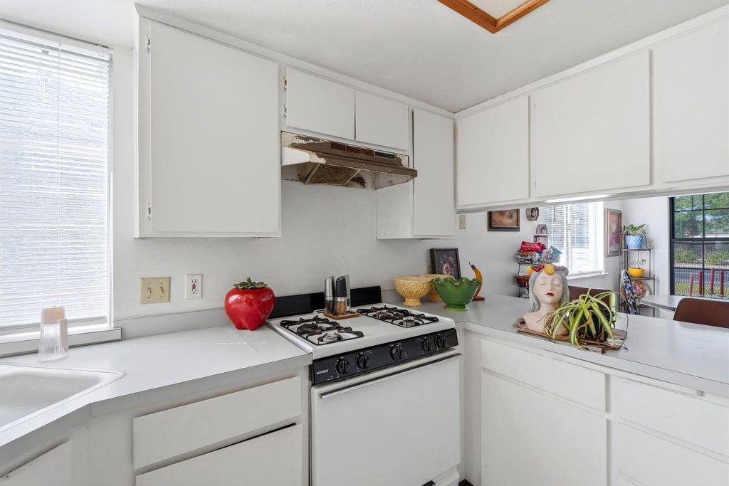 Image 10 of property listing at 2301 N 10th Avenue, Hanford, CA 93230