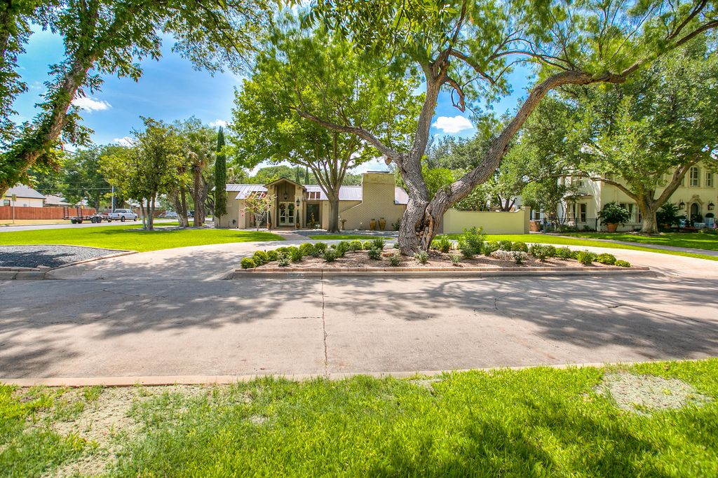 Image 5 of property listing at 1525 Paseo De Vaca Street, San Angelo, TX 76901