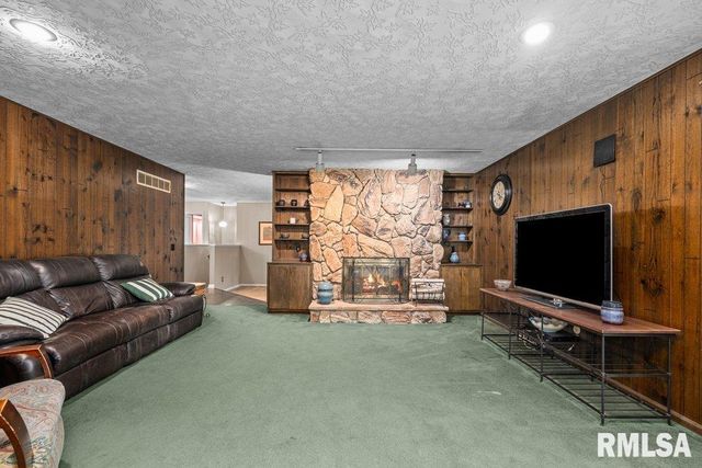 3210 QUAIL RIDGE Road, Bettendorf, IA 52722