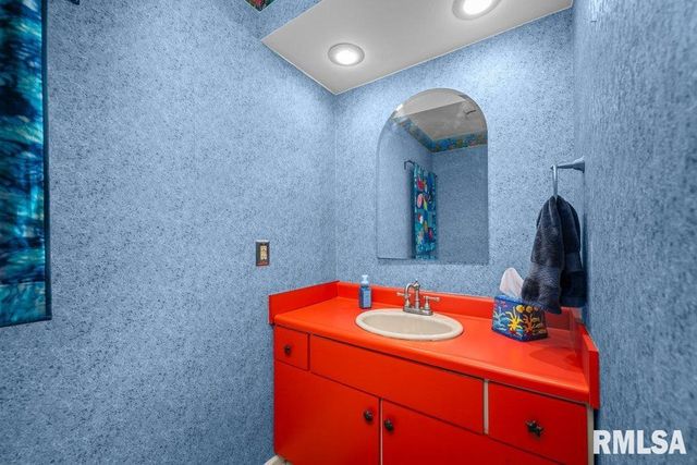 3210 QUAIL RIDGE Road, Bettendorf, IA 52722