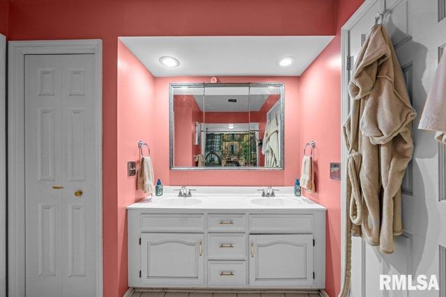 3210 QUAIL RIDGE Road, Bettendorf, IA 52722