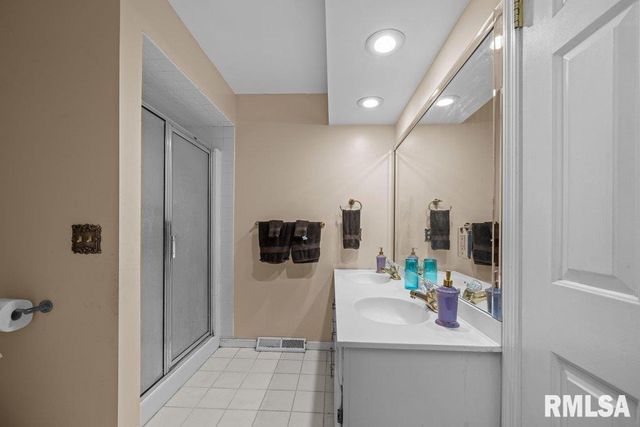 3210 QUAIL RIDGE Road, Bettendorf, IA 52722