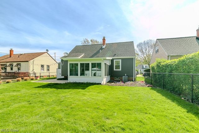 1342 Beaconfield Road, Lyndhurst, OH 44124