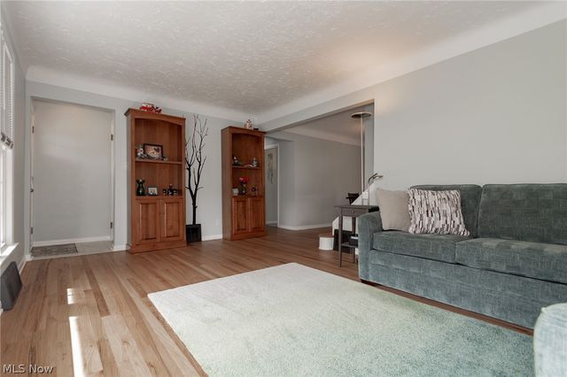 1342 Beaconfield Road, Lyndhurst, OH 44124