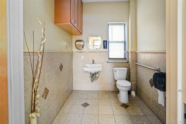 16040 78th Road 200, Fresh Meadows, NY 11366