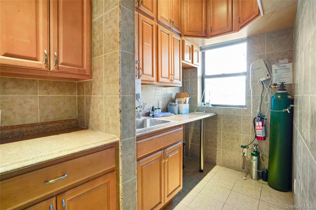 16040 78th Road 200, Fresh Meadows, NY 11366