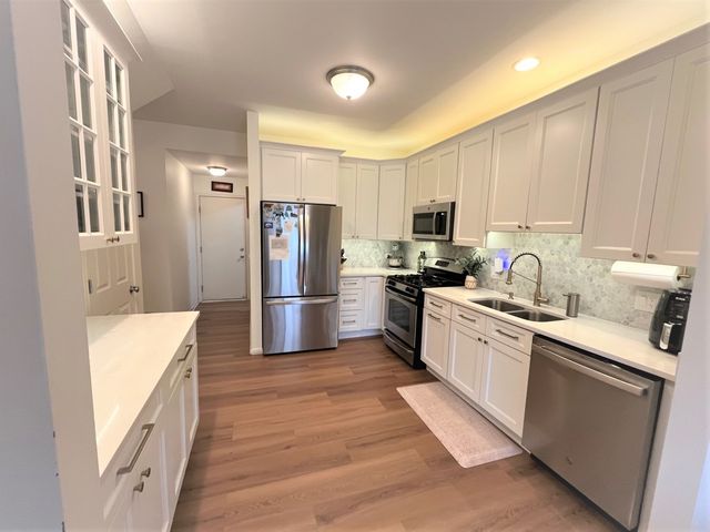 852 Beech Drive, Elgin, IL 60120