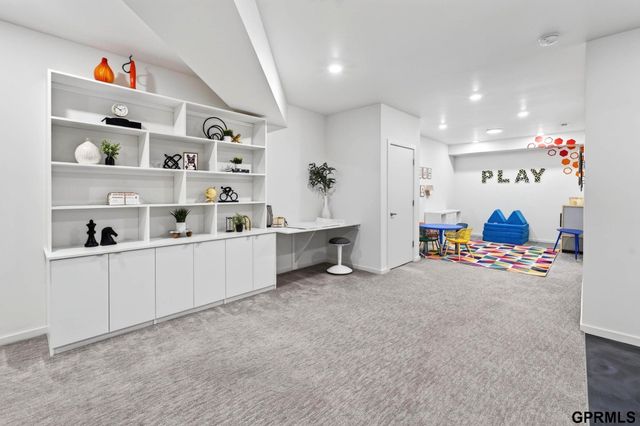 13481 Ogden Plaza Circle, Omaha, NE 68164