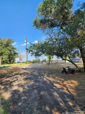 128 Valley View Dr, Poteet, TX 78065