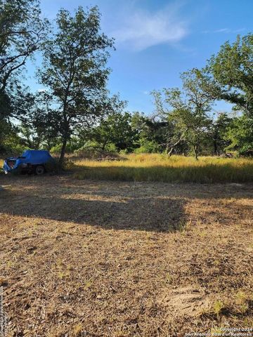 128 Valley View Dr, Poteet, TX 78065
