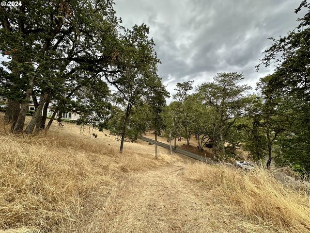 1930 Nw DOGWOOD St, Roseburg, OR 97471