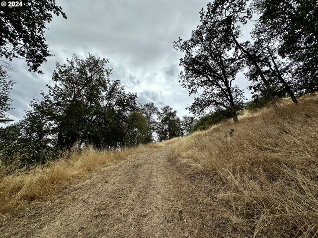 1930 Nw DOGWOOD St, Roseburg, OR 97471