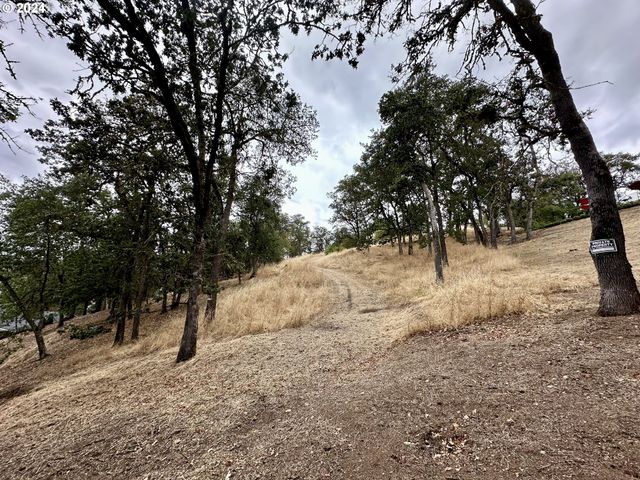 1930 Nw DOGWOOD St, Roseburg, OR 97471