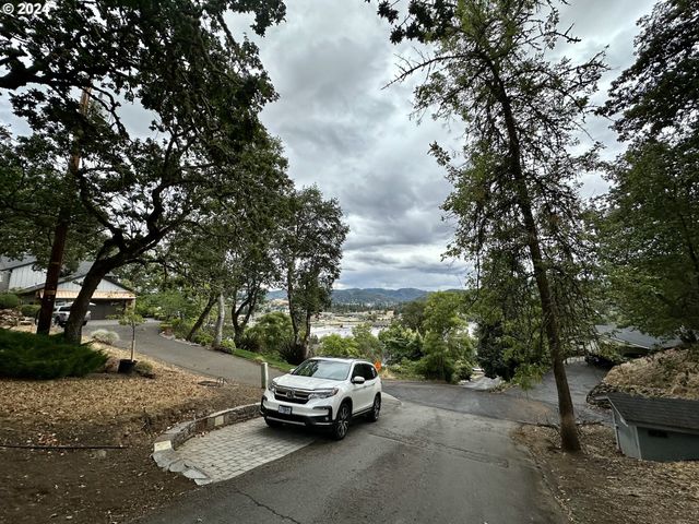 1930 Nw DOGWOOD St, Roseburg, OR 97471