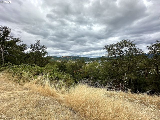 1930 Nw DOGWOOD St, Roseburg, OR 97471