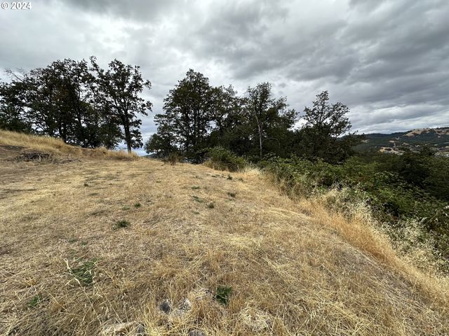 1930 Nw DOGWOOD St, Roseburg, OR 97471