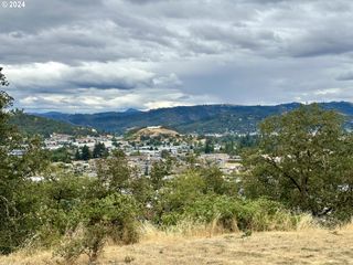 1930 Nw DOGWOOD St, Roseburg, OR 97471