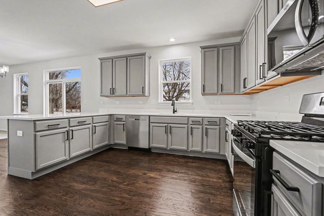 313 Kensington Drive, Oswego, IL 60543