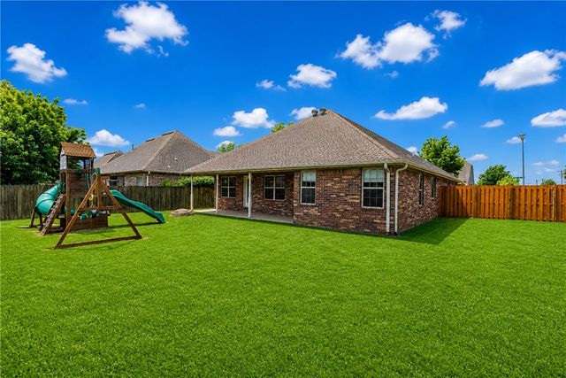 1001 Tarah Knolls Circle, Centerton, AR 72719