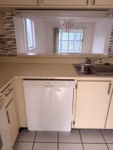 3146 Via Ponciana 301, Lake Worth, FL 33467