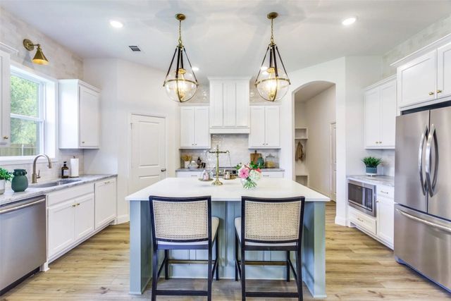 602 Sterling Drive, Benbrook, TX 76126