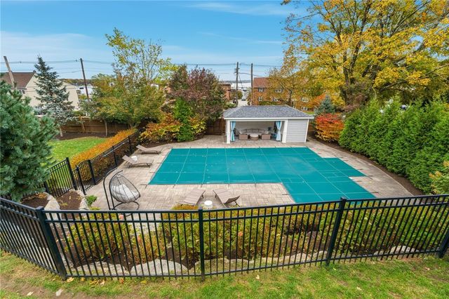 21 Crestwood Road, Warwick, RI 02886